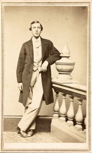 Tunnistamaton mies päällystakkiin nojaten pilaria vasten, n. 1860-75 (albumiiniprintti) tekijältä American Photographer