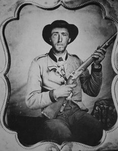 Tuntematon konfederaation sotilas poseeraa valokuvaajan studiossa (m/v kuva) tekijältä American Photographer