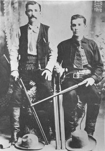 Wells Fargon postivaunujen lähettiläitä haulikoilla ja Winchester-toistokivääreillä (m/w kuva) tekijältä American Photographer