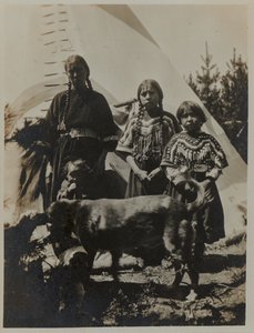 Nainen, kaksi tyttöä ja lapsi koiran kanssa, n. 1900. Gelatiinihopeavalokuva tekijältä American Photographer