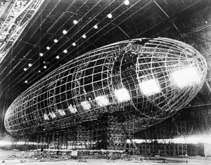 Worlds Largest Dirigible valmistumassa, julkaistu 1930-luvulla tekijältä American Photographer