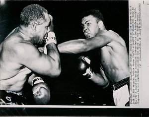 Nuori Cassius Clay tekee maalin vasemmalla veteraani Archie Moorelle Los Angelesin taistelun ensimmäisellä kierroksella. tekijältä American Photographer