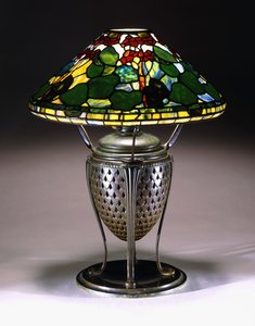 "Geranium"-pöytävalaisin kartiomaisella varjostimella ja verkkomaisella pronssisella uurnajalalla, jossa on kalasommakuvio, 1900-luku tekijältä American School