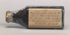 Boston Tea Party -teelehtiä lasipullossa, kerännyt T.M. Harris, Dorchester Neck, joulukuu 1773 tekijältä American School
