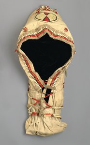 Arapaholaisten valmistama Cradle Board with Quill Work, noin 1870-luku (musliini-, paju-, piikkikynä- ja peurannahka) tekijältä American School