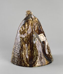 Jalkalämmitin, c. 1847-1858 (Rockingham-lasitettu keramiikka) tekijältä American School