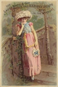 Lady poseeraa portaissa