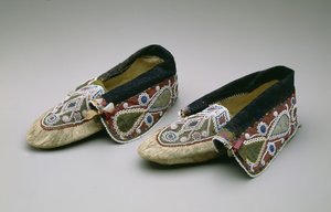 Mokasiinit, Chippewa, n. 1835 (buckskin, lasihelmiä, puuvillaa, silkkikangasta ja nauhaa) tekijältä American School