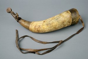 Puuteritorvi hihnalla ja tulpalla, 1773 (torvi, puu, nahka & metalli)