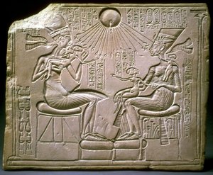 Kuninkaallinen perhe: Akhenaten, Nefertiti ja heidän lapsensa, noin 1350 eaa