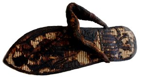 Tutankhamunien sandaali koristeltu vangeilla ja sema-tawy-symboleilla, 1300-luku. eKr
