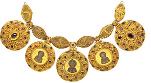 Kaulakoru riipuksilla, 1100-luvun alku tekijältä Ancient Russian Art