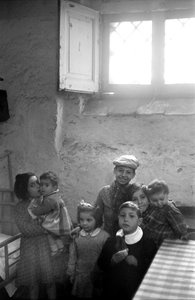 CROTONE - LAPSET KELLARITALOSSA, tekijältä Ando Gilardi