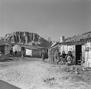 Perhe, Montecatinin tehtaiden kylässä tekijältä Ando Gilardi