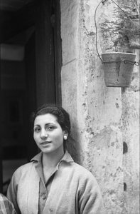 HYMYILEVÄ NAINEN tekijältä Ando Gilardi