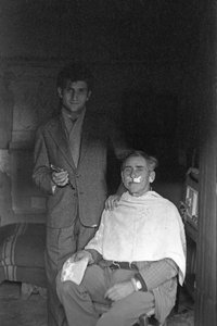 THE SHANGHAI NEIGHBORHOOD BARBER, Crotone tekijältä Ando Gilardi