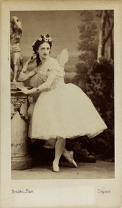 Balettitanssija Marfa Muravyeva muotokuva 1838-1879 baletissa Diavolina..., 1863. tekijältä Andre Adolphe Eugene Disderi