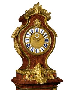 Yksityiskohta Regence-korttelista iskevä säätelijä, Thuretin liike, n. 1720 (ormolu-asennettu, Boulle-messingillä upotekoristeinen sinisen sävyinen sarvi ja kingwood) (katso myös 469017)