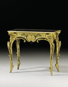 Ludvig XIV:n toimistolava, n. 1700 (ormolu, kilpikonnankuori, eebenpuu, messinki ja siniseksi petsattu sarvi)