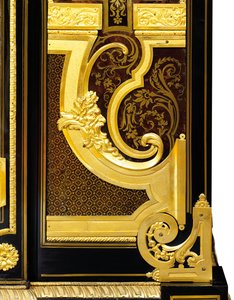 Louis XIV petit armoise, n. 1700–1710 (ormolu, messinki, kilpikonnankuori, eebenpuu ja intarsia)