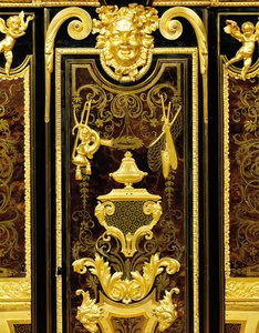Louis XIV petit armoise, n. 1700–1710 (ormolu, messinki, kilpikonnankuori, eebenpuu ja intarsia)
