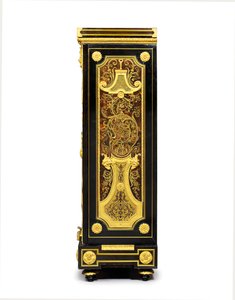 Louis XIV petit armoise, n. 1700–1710 (ormolu, messinki, kilpikonnankuori, eebenpuu ja intarsia)