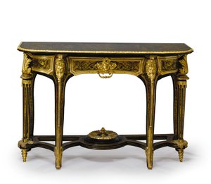 Yksi yhteensopivista Louis XIV -laituripöydistä, n. 1710 (ormolu-asennus ja Boulle-messinkinen kilpikonnankuori) (katso myös 469014 ja 469015)