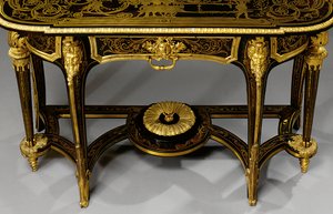 Yksi yhteensopivista Louis XIV -laituripöydistä, n. 1710 (ormolu-asennus ja Boulle-messingistä upotettu kilpikonnankuori) (katso myös 469015 ja 469016)
