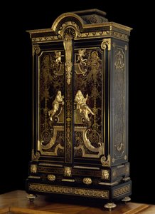 Ludvig XIV -tyyliset huonekalut (1661-1715): vaatekaappi koristaa Aspasien ja Sokrateen hahmoja, jotka on valmistettu tammesta, ebenestä ja kullasta Andre Boulle (1642-1732) Vers 1710 Paris. Louvren taidemuseo