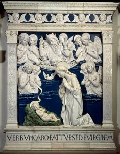 Nativiitti. Esitys Pyhästä Kolminaisuudesta Jumalan, Jeesuksen Kristuksen ja Pyhän Hengen kyyhkysen kanssa. Andrea della Robbian korkeakohokeramiikka