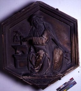 Harmoninen, kuusikulmainen koristeellinen kohokuvioinen laatta sarjasta, joka kuvaa Seven Liberal Arts -taidetta, mahdollisesti perustuen Giotton (n.1266-1337) n.1334-48 (marmori) suunnittelemiin tekijältä Andrea Pisano