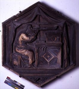 Musiikkia, kuusikulmainen koristeellinen kohokuvioinen laatta sarjasta, joka kuvaa Seitsemän liberaalia taidetta, mahdollisesti Giotton (n. 1266-1337) suunnitelmiin n. 1334-48 (marmori) perustuva tekijältä Andrea Pisano