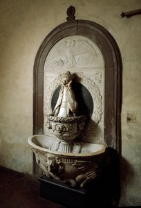 Kastealtaat. Veistos tekijältä Andrea del Verrocchio