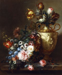 Tulppaanit maljakossa ja ruusut korissa kivireunuksella, tekijältä Ange Louis Guillaume Lesourd Beauregard