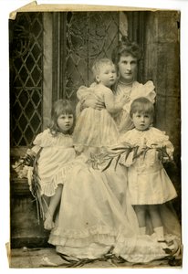 Herttuatar Evelyn ja kolme lasta, n. 1899 (m/v kuva)