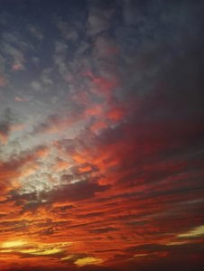 Tulinen auringonlaskun taivas tekijältä Angelo Cerantola