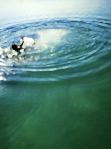 Surffaaja pinnan alla tekijältä Angelo Cerantola