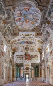 Bolognan neljänneksiä sisältävän salin katto, Kaartin sali, Esten herttuan palatsi, Sassuolo, Italia. tekijältä Angelo Michele Colonna