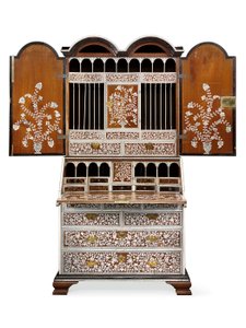 Bureau-cabinet, Vizagapatam, n. 1720-1730 (norsunluu, tiikki, eebenpuu ja kilpikonnankuori)