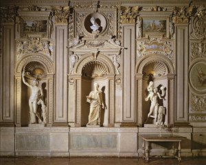 Galleria Carracci, yksityiskohta kullattua stukattua seinäkoristelua, jossa on marmoriveistoksia sisältäviä markkinarakoja, 1597-1604 kuva tekijältä Annibale Carracci