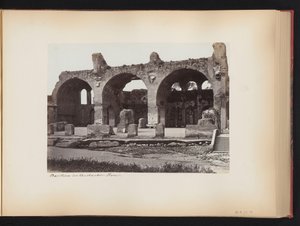 Näkymä Maxentiuksen basilikalle Forum Romanumissa Roomassa, Italiassa Basilica des Constantine. rom (otsikko esineessä) tekijältä Anonymous