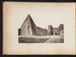 Näkymä Caïus Cestiuksen pyramidista ja Porta Ostiensesta Roomassa, Italiassa Pyramid des Cestius. Roma (otsikko esineessä) tekijältä Anonymous