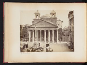 Näkymä Pantheonista Roomassa, Italiassa Pantheon. Roma (otsikko esineessä) tekijältä Anonymous