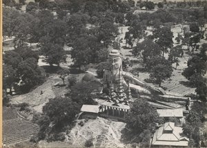 Makaava Buddha-patsas ja pagodi ilmasta katsottuna tekijältä Anonymous