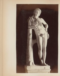 Veistos lepäävästä satyrista Capitoline-museoissa Roomassa, Italiassa tekijältä Anonymous