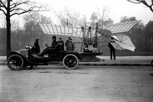 Lentomies Alberto Santos Dumont (Santos-Dumont) (1873-1932) kuljettaa konetta autossaan. Yksityinen kokoelma tekijältä Anonymous Anonymous