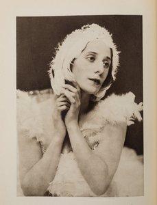 Anna Pavlova (Pavlovna) (1881-1931) Camille Saint-Saensin Anonyymin baletissa Kuoleva joutsen. Kromolitografia, , Yksityinen kokoelma tekijältä Anonymous Anonymous