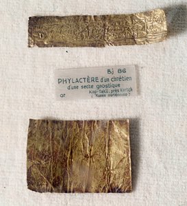 Kristillinen antiikki: gnostilaisen lahkon kristityn kultainen phylactere (pergamentin pala). Kerchistä, Kop-Takilin (Ukraina muinaisen Kreikan) paikalta. Louvre-museo, Pariisi tekijältä Anonymous Anonymous