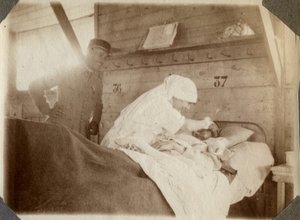 Ensimmäinen maailmansota 1914-1918: sairaanhoitaja puserossa ajaen sotilasta (ranskalaiset sotahaavat makaavat sängyssä), Couvillessa, Manchessa, Ala-Normandiassa (Ala-Normandia), Ranskassa. Nimetön valokuva Heinäkuu 1917. Yksityiskokoelma, Stella. tekijältä Anonymous Anonymous