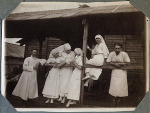 Ensimmäinen maailmansota 1914-1918: sairaanhoitajat ja lääkärit puserossa Couvillessa, Manchessa, Basse-Normandiessa (Basse Normandia), Ranskassa. Nimetön valokuva Heinäkuu 1917. Yksityiskokoelma, Stella. tekijältä Anonymous Anonymous